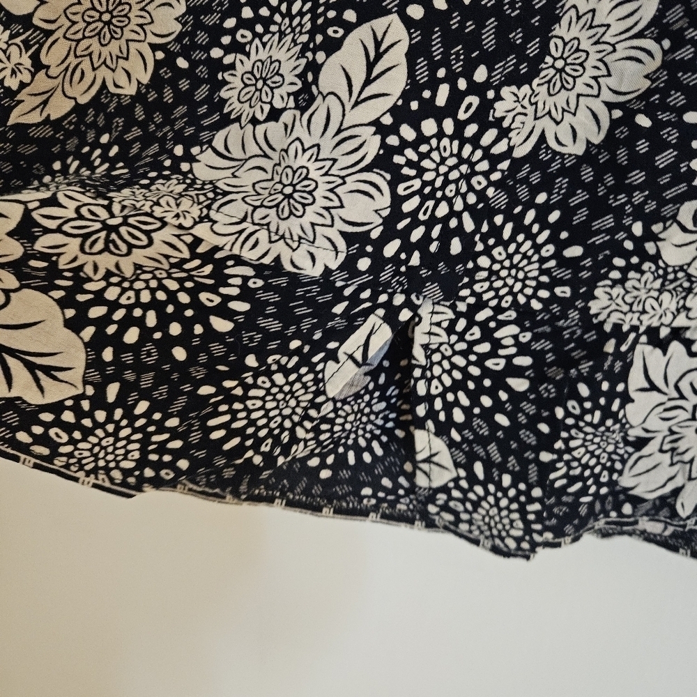 🔥Floral Print V-Neck Sleeveless Black/White Tank Top Shirt - Picture 3 of 6